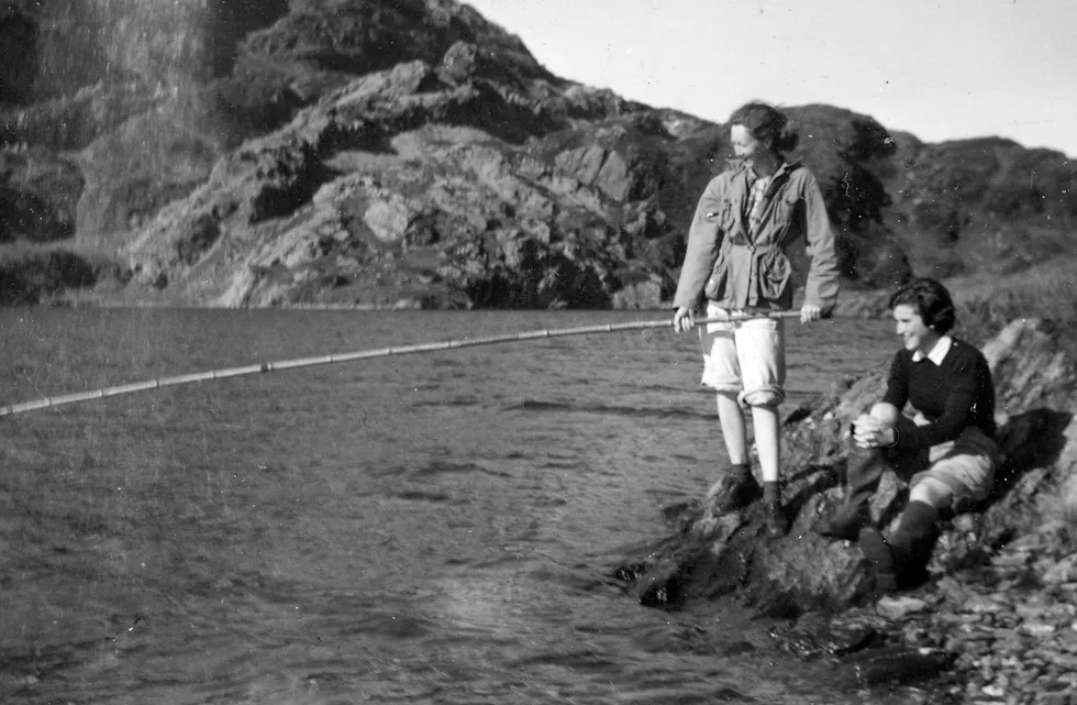 FISKING I RAUDVATNET: Svanhild fiskar med bambusstong. Attmed henne sit Bjørg Aadland Haukanes.
