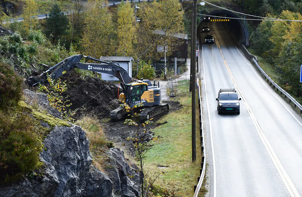 PÅ PLASS: Entreprenøren som skal byggja ny brannstasjon i Samnanger, er i gang med gravearbeidet på tomta, som ligg mellom Tyssevegen og FV49. Mot fylkesvegen skal det byggjast ein høg mur med fylling bak.